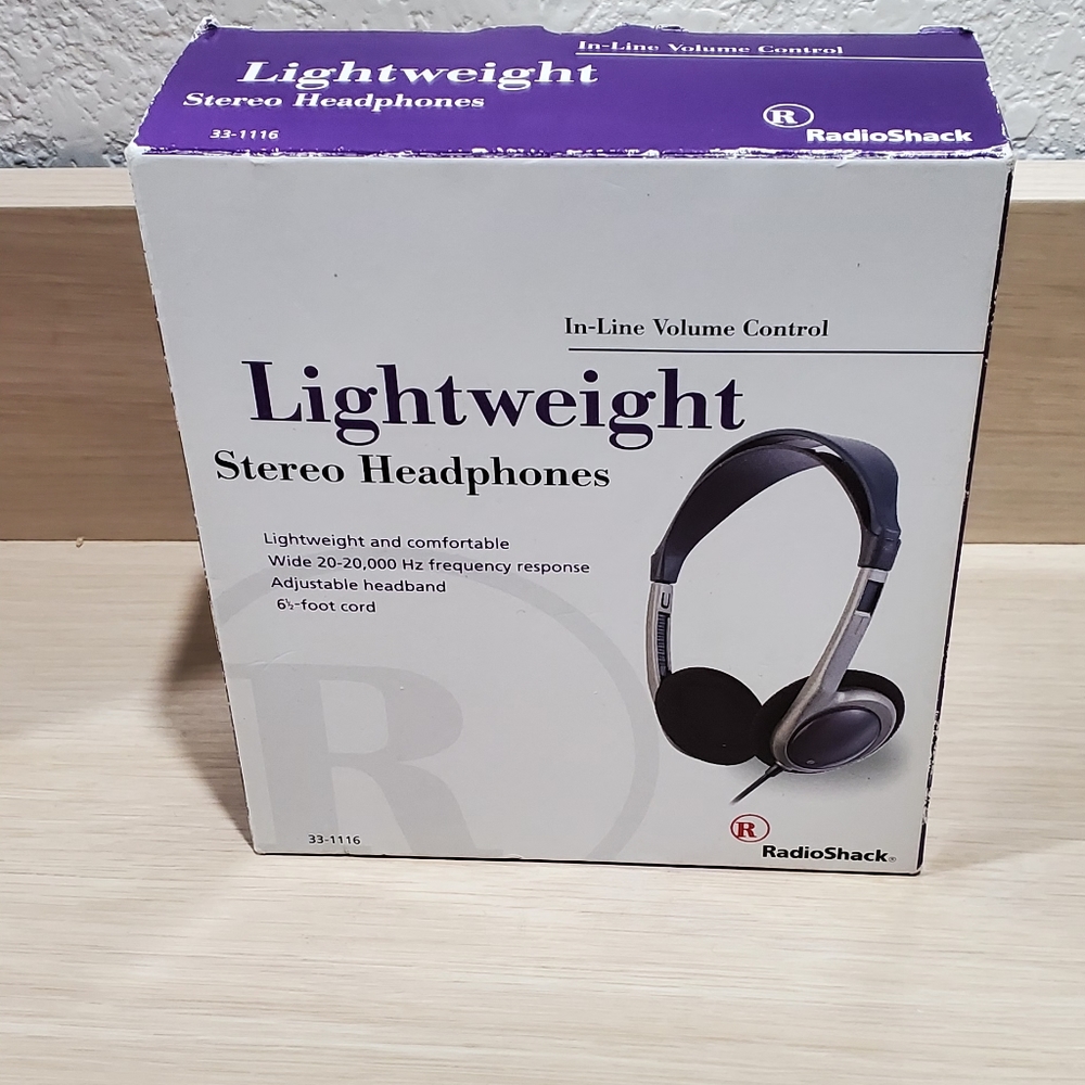 RADIO SHACK LIGHTWEIGHT STEREO HEADPHONES